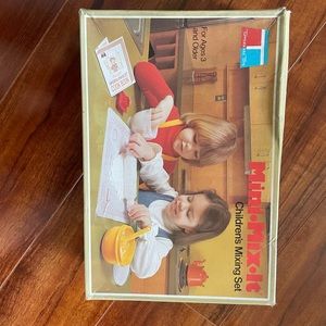 Vintage Tupperware kids mixing set